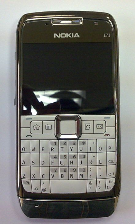 Nokia E71 - o posibilă variantă cu tastatura albă Nokia E71 - o posibilă variantă cu tastatura albă