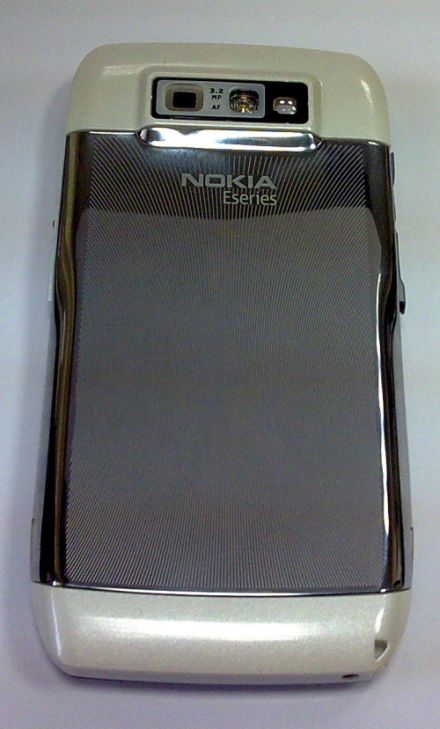 Carcasa albă a lui Nokia E71 Carcasa albă a lui Nokia E71