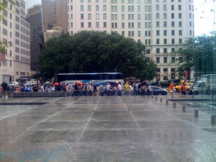 La coada pentru un iPhone 3G, luni dimineata, in New York La coada pentru un iPhone 3G, luni dimineata, in New York