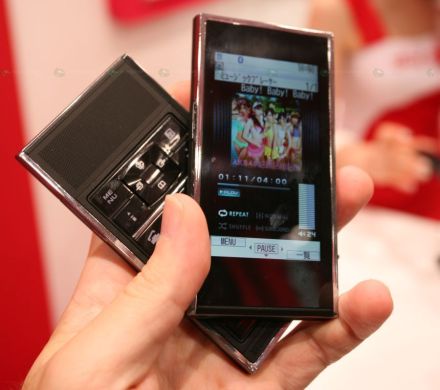 Un telefon din două părţi, conectate prin magneţi Un telefon din două părţi, conectate prin magneţi