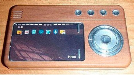 Telefon Nokia din lemn