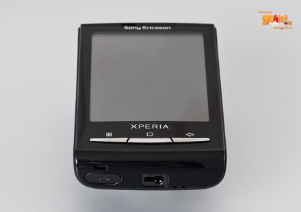 Sony Ericsson Xperia X10 mini - jack-ul de 3,5 mm şi mufa microUSB