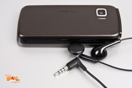 Nokia 5230 cu handsfree-ul inclus în pachet