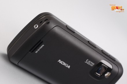 Nokia C6 - conectorul clasic pentru alimentare