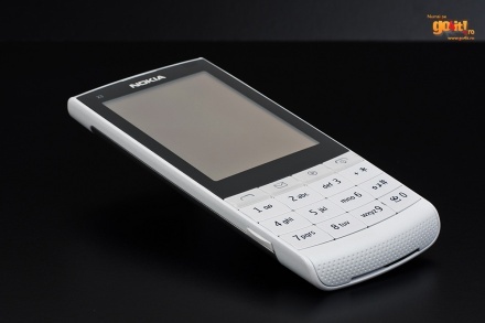 Difuzorul lui Nokia X3-02 se află pe latura inferioară