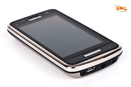 Nokia C6-01 - conectorii din partea de jos