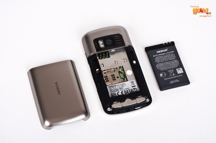 Nokia C6-01 - bateria şi capacul metalic