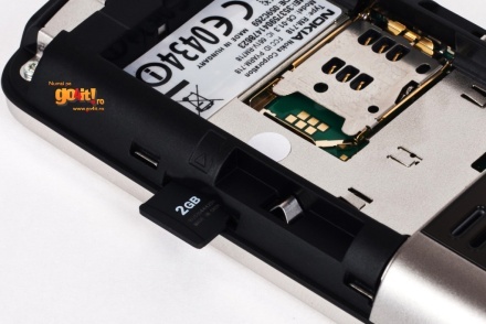 Slot-ul pentru carduri microSD/SDHC al lui Nokia C6-01