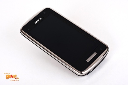 Nokia C6-01 - ecranul AMOLED ClearBlack, apărat de Gorilla Glass