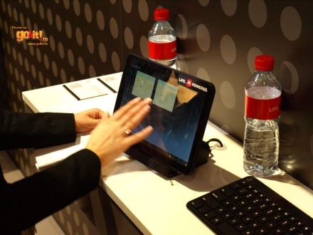 Standul Motorola - MWC 2011 - tableta Motorola Xoom