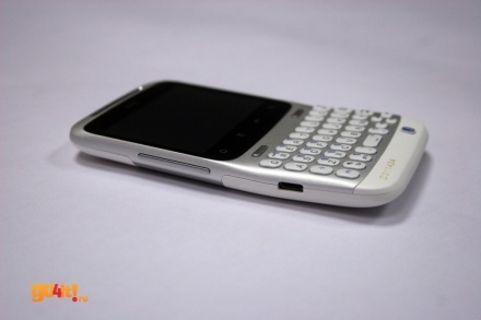 HTC ChaCha are un profil uşor curbat
