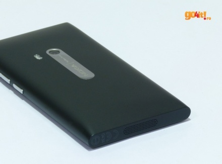 Nokia N9 - carcasă din policarbonat monobloc