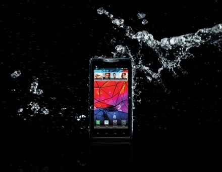 Motorola RAZR este rezistent la stropire Motorola RAZR este rezistent la stropire