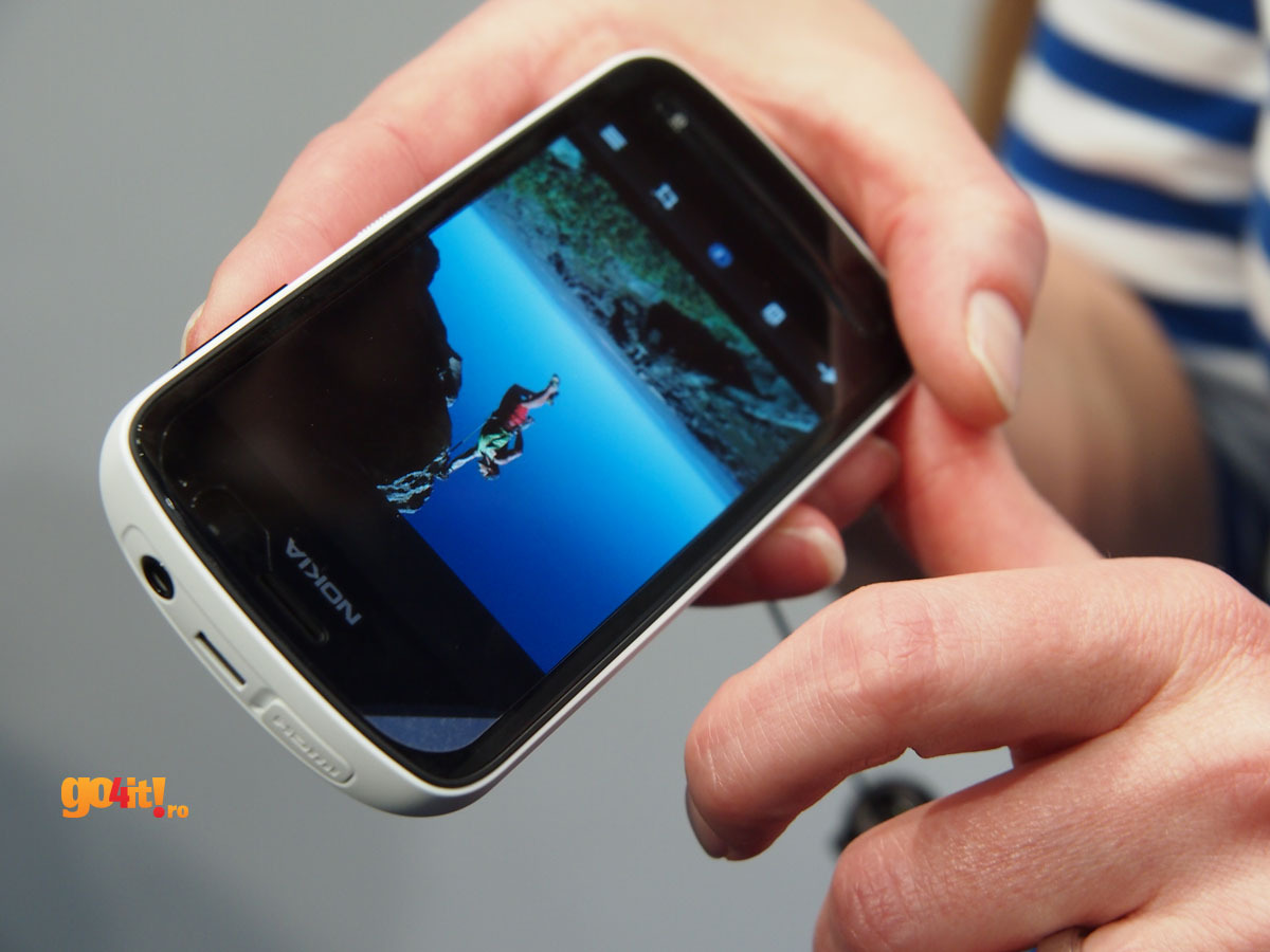 Nokia 808 PureView - ieşire HDMI şi conectorul pentru căşti