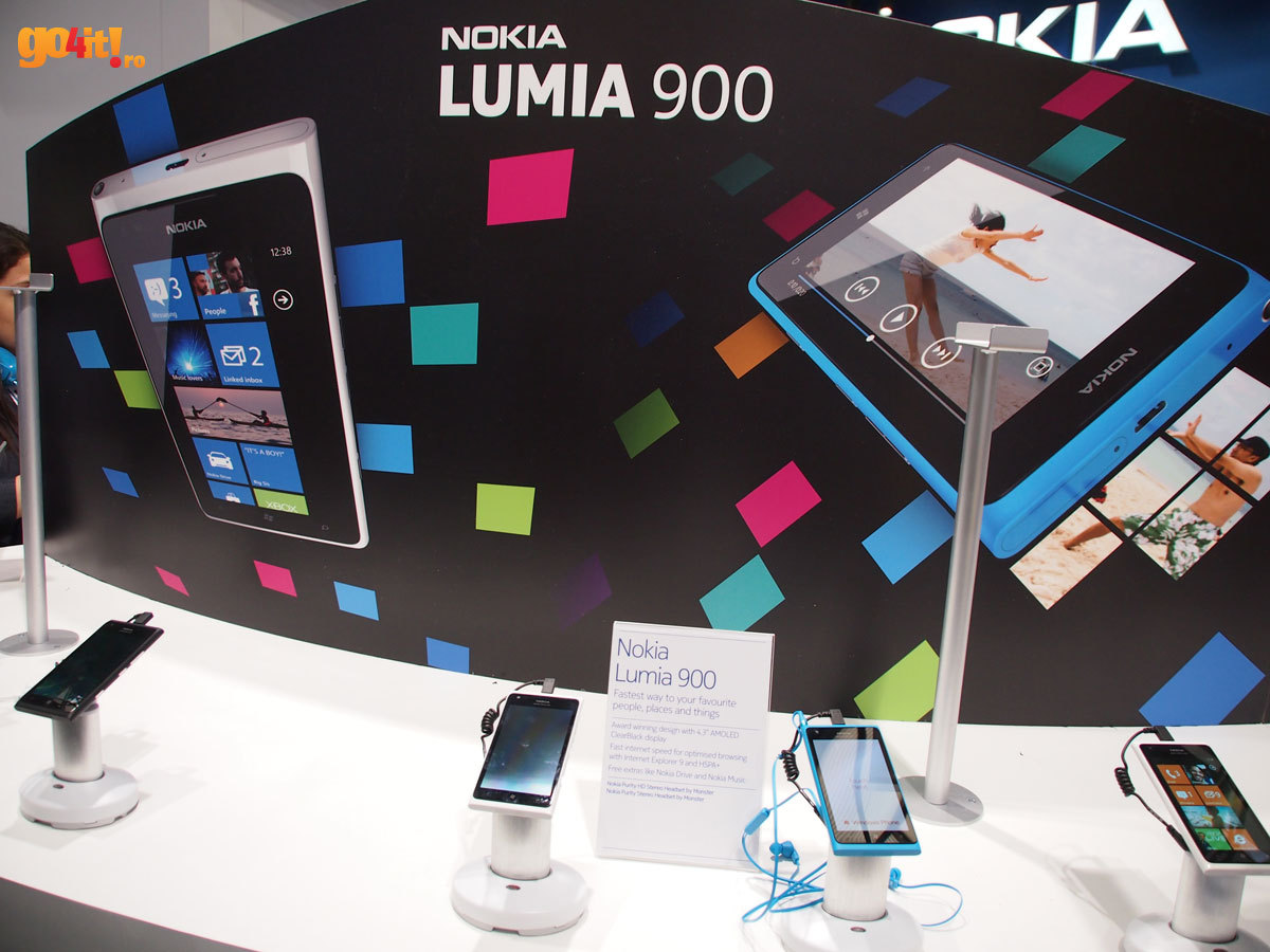Lumia 900 la standul Nokia de la Mobile World Congress