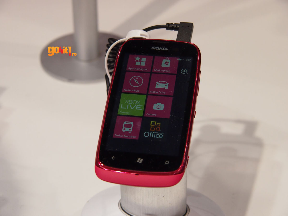 Nokia Lumia 610 - design elegant în două nuanţe de culoare