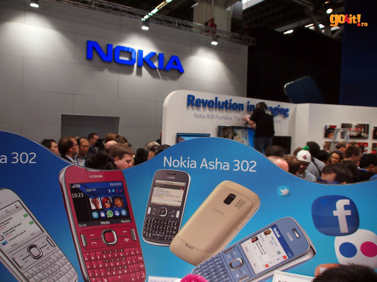 Nokia Asha 302, la standul Nokia de la MWC
