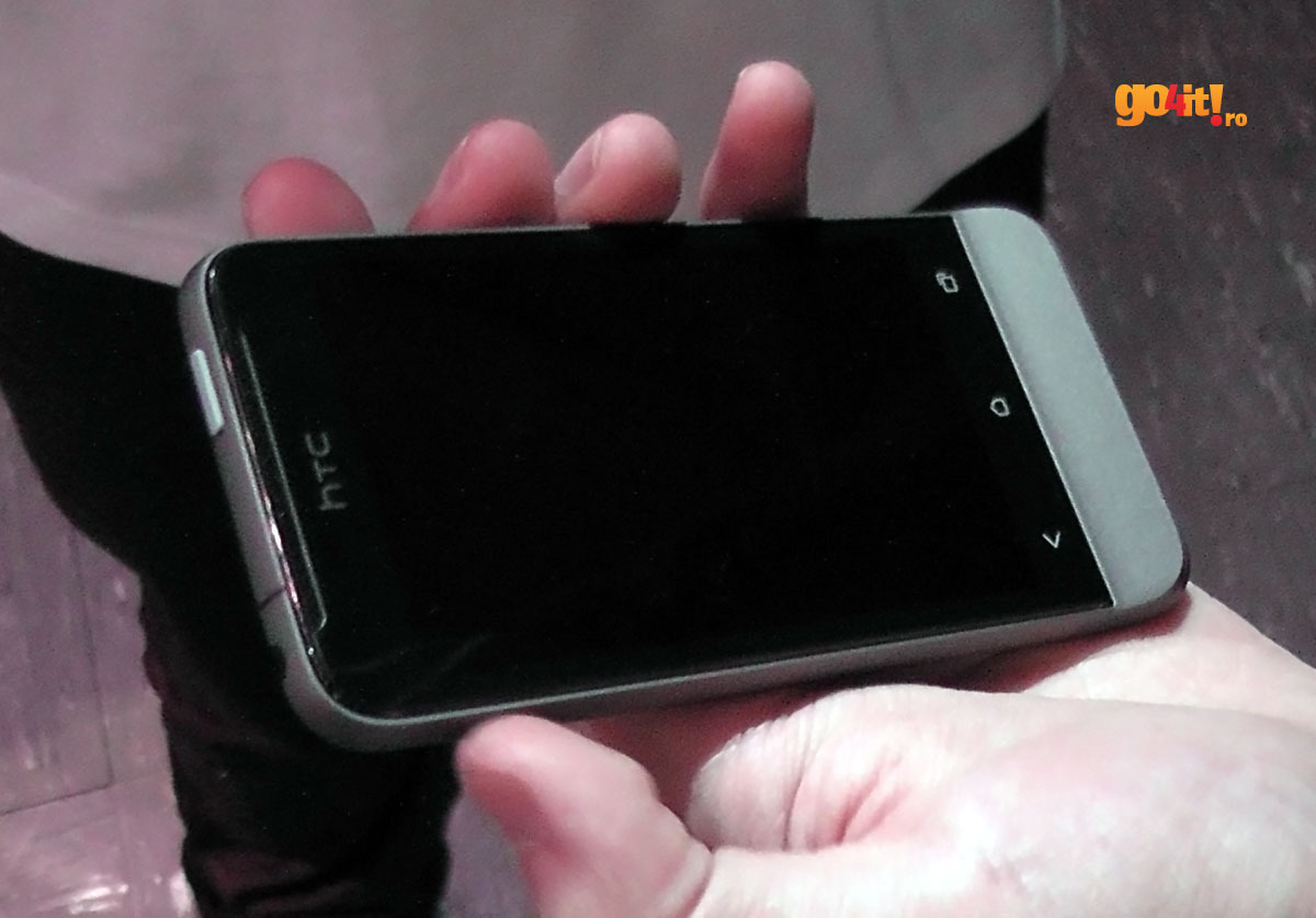 HTC One V - vedere din faţă
