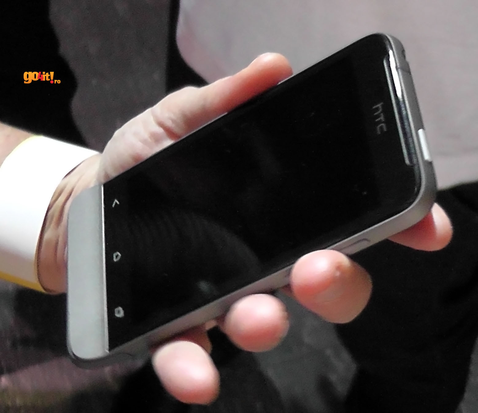 HTC One V - vedere din faţă