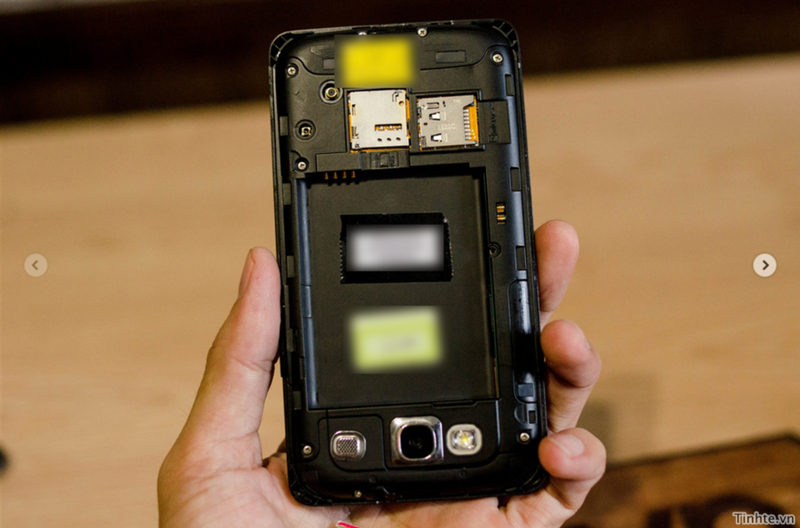Samsung GT-i9300 - sub capacul de protecţie