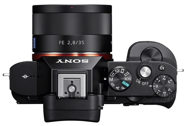 Sony A7 cu obiectivul compact de 35 mm