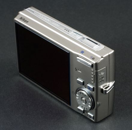 Nikon S600 – butonul de pornire şi declanşatorul