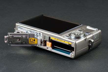 Nikon S600 – compartimentul bateriei şi slotul SD