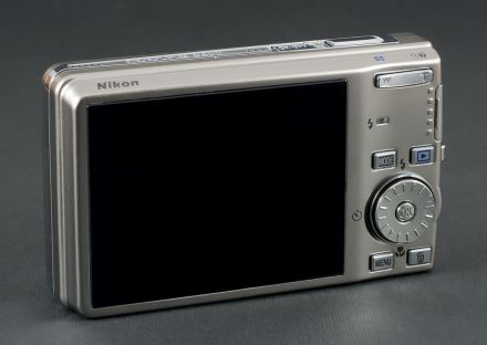 Nikon S600 – ecranul LCD şi butoanele posterioare