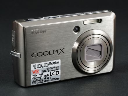 Nikon S600 – carcasa metalică