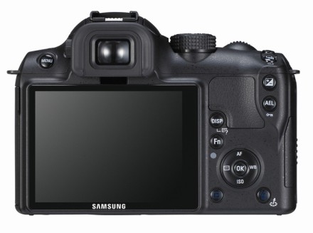 Samsung NX cu ecran mare pentru functia Live View