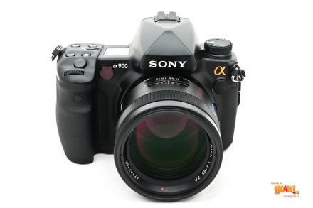 Alpha A900 dotat cu un obiectiv Carl Zeiss de 85 mm cu f/1.4