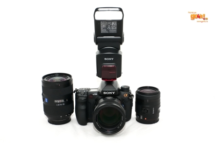 Sony Alpha A900 cu obiectivele şi blitzul oferite la test