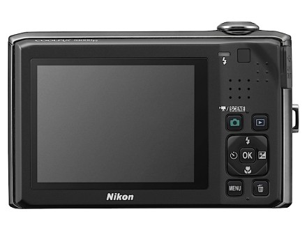 Dimensiunile lui Nikon S1000pj sunt normale pentru segmentul compact Dimensiunile lui Nikon S1000pj sunt normale pentru segmentul compact
