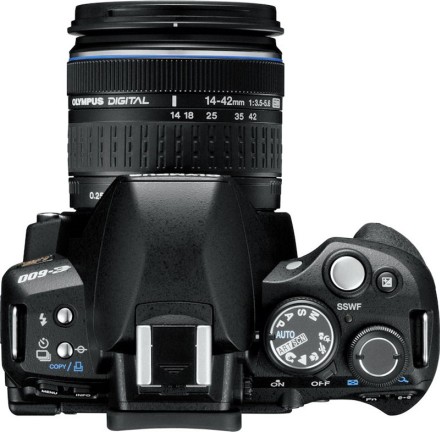 Corpul aparatului este foarte mic pentru un DSLR Corpul aparatului este foarte mic pentru un DSLR