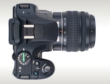 Pentax K-x se alimentează cu 4 baterii AA Pentax K-x se alimentează cu 4 baterii AA