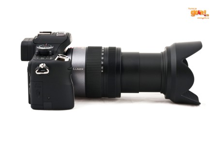 Panasonic GH1 - obiectivul la 140 mm, cu parasolarul ataşat