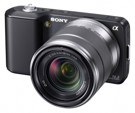 Sony NEX-3 cu obiectivul 18-55 mm din kit