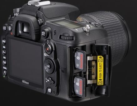 Nikon D7000 cu două sloturi pentru carduri SDHC/SDXC Nikon D7000 cu două sloturi pentru carduri SDHC/SDXC