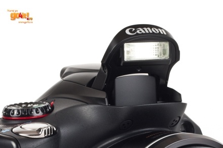 Canon PowerShot SX30 IS - blitzul se deschide manual