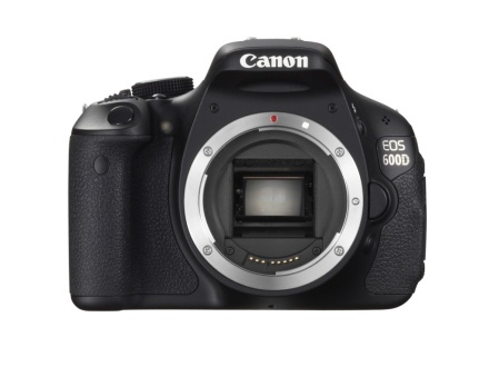 Canon 600D cu obiectivul detaşat