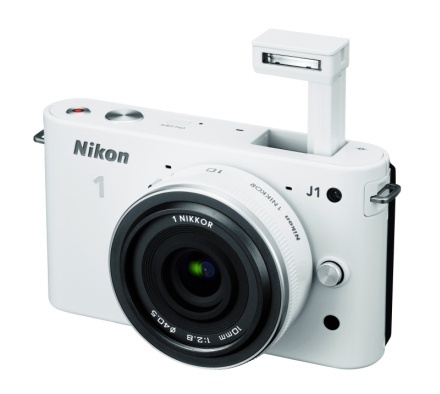 Nikon J1 cu blitzul activat
