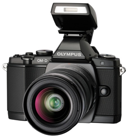 Olympus OM-D E-M5 - blitz-ul compact din pachet