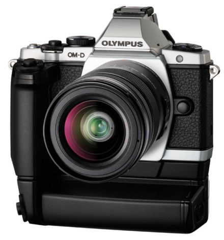Olympus OM-D E-M5 cu grip-ul ataşat