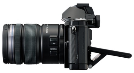 Olympus OM-D E-M5 cu ecranul rabatat