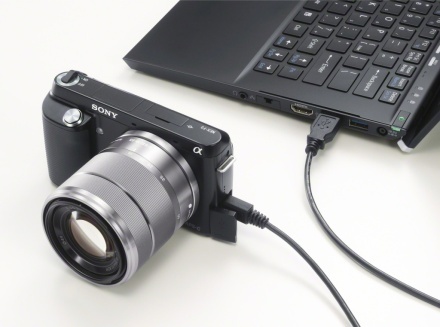 Sony NEX-F3 - încărcarea acumulatorului prin port USB