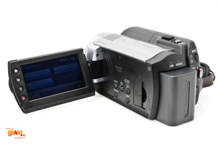Camera porneşte la deschidea ecranului LCD