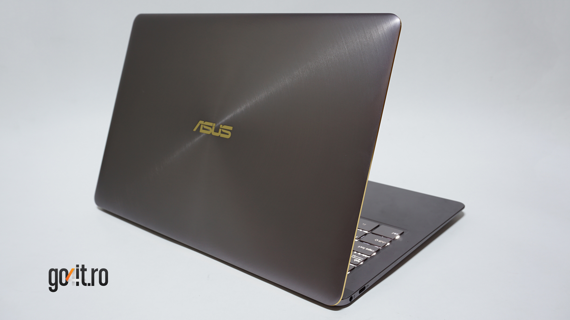 ASUS ZenBook 3 UX490UA