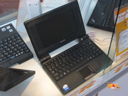 Asus Eee PC în haine negre la CERF 2008