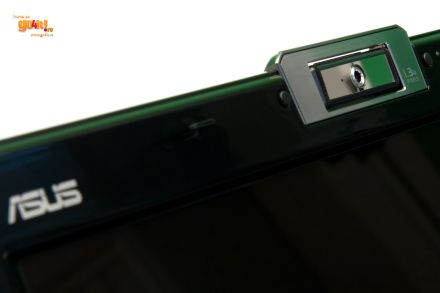 Asus M70 – ecranul cu filtru Glare şi camera de 1.3 MP