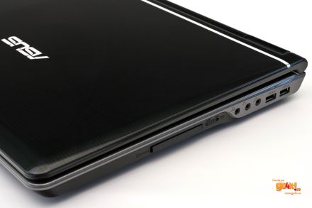 Asus M70 – conectorii audio şi două porturi USB
